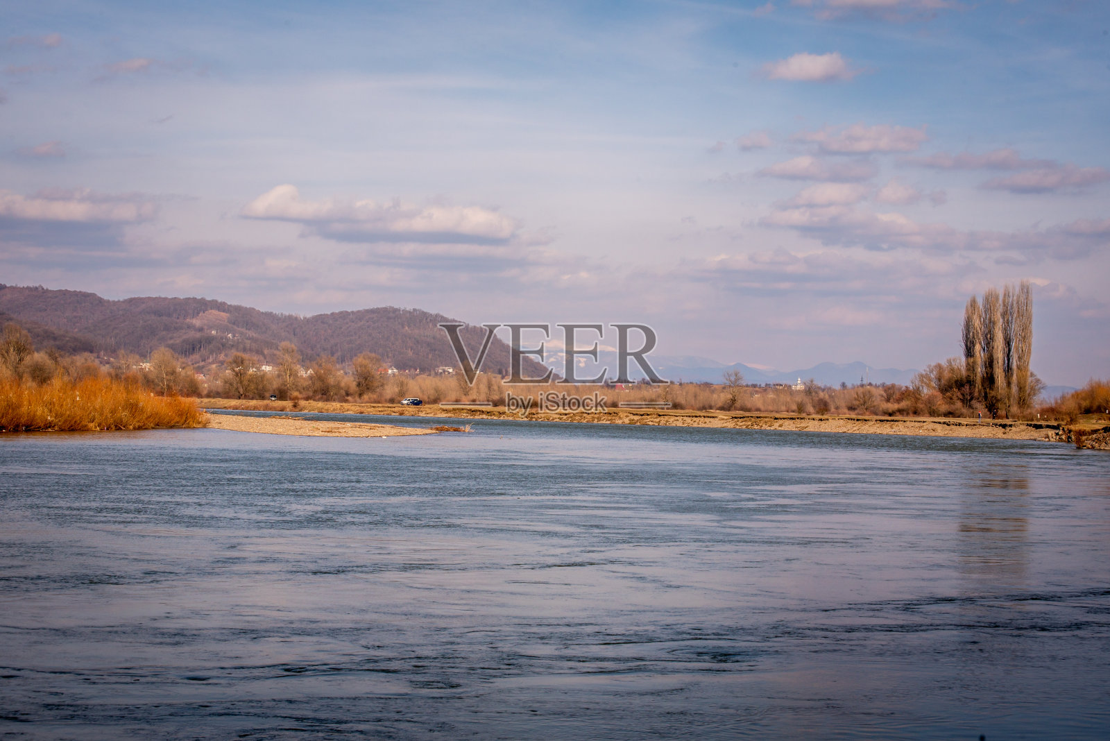 春意盎然的山河照片摄影图片
