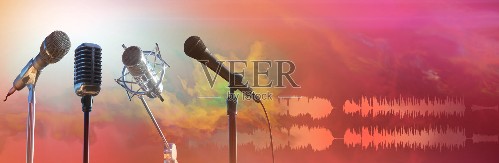 麦克风与黄色波形在现代蓝色背景，广播或播客旗帜照片摄影图片