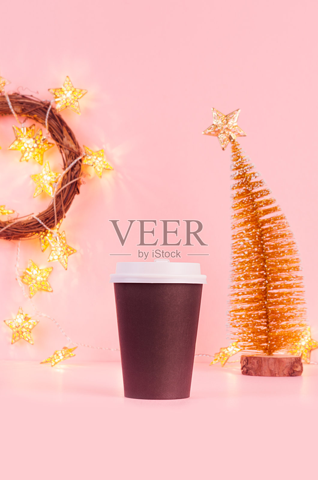 黑色咖啡纸杯带走模拟与圣诞金树和灯在粉红色的背景，模板设计，广告，品牌。照片摄影图片