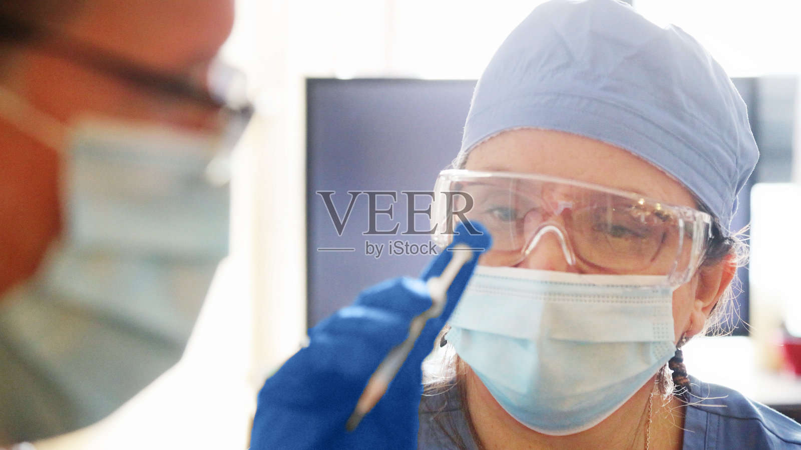 特写女性卫生工作者在一次上门服务期间注射流感疫苗照片摄影图片