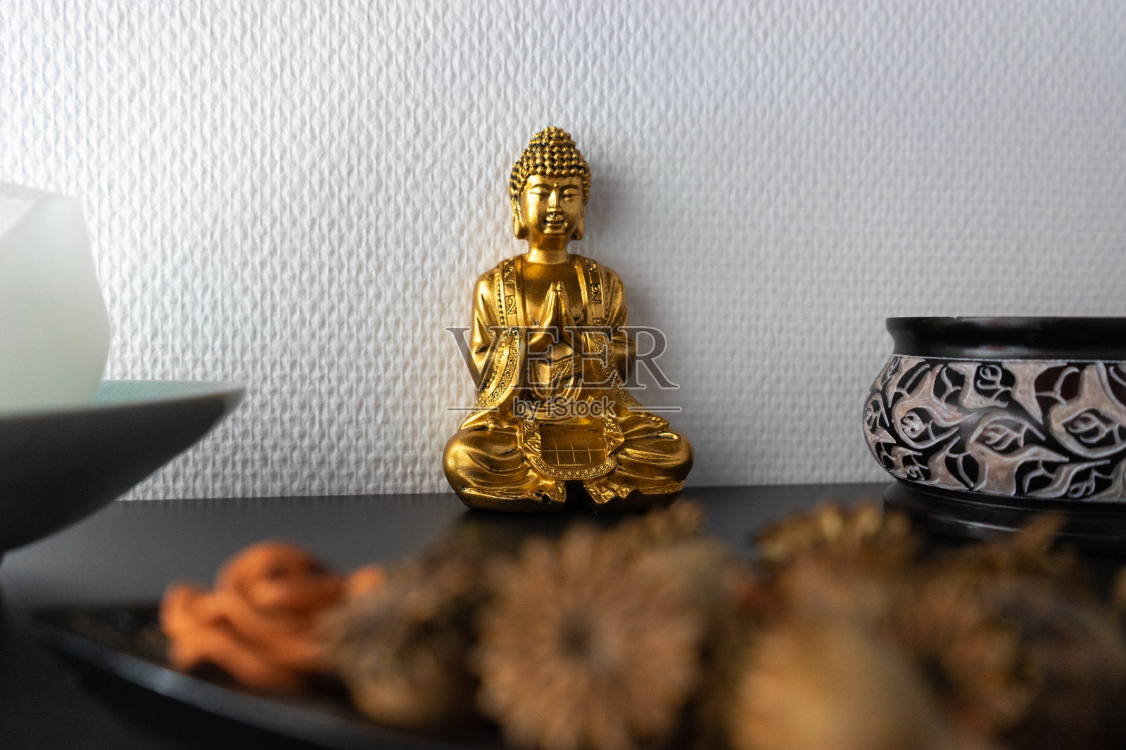 金佛内殿前有一堵白墙。照片摄影图片