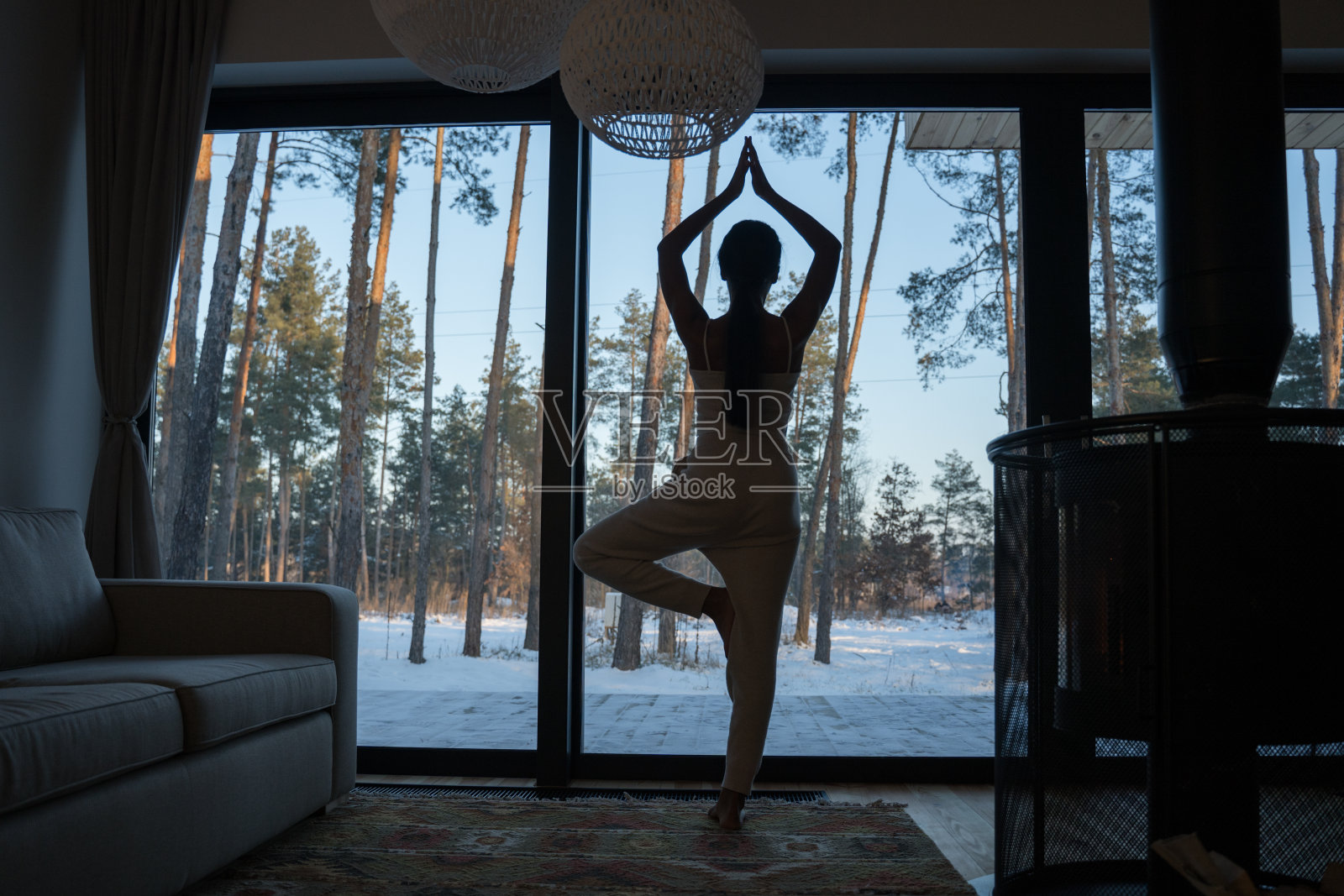 女孩站在地毯上的战士姿势照片摄影图片