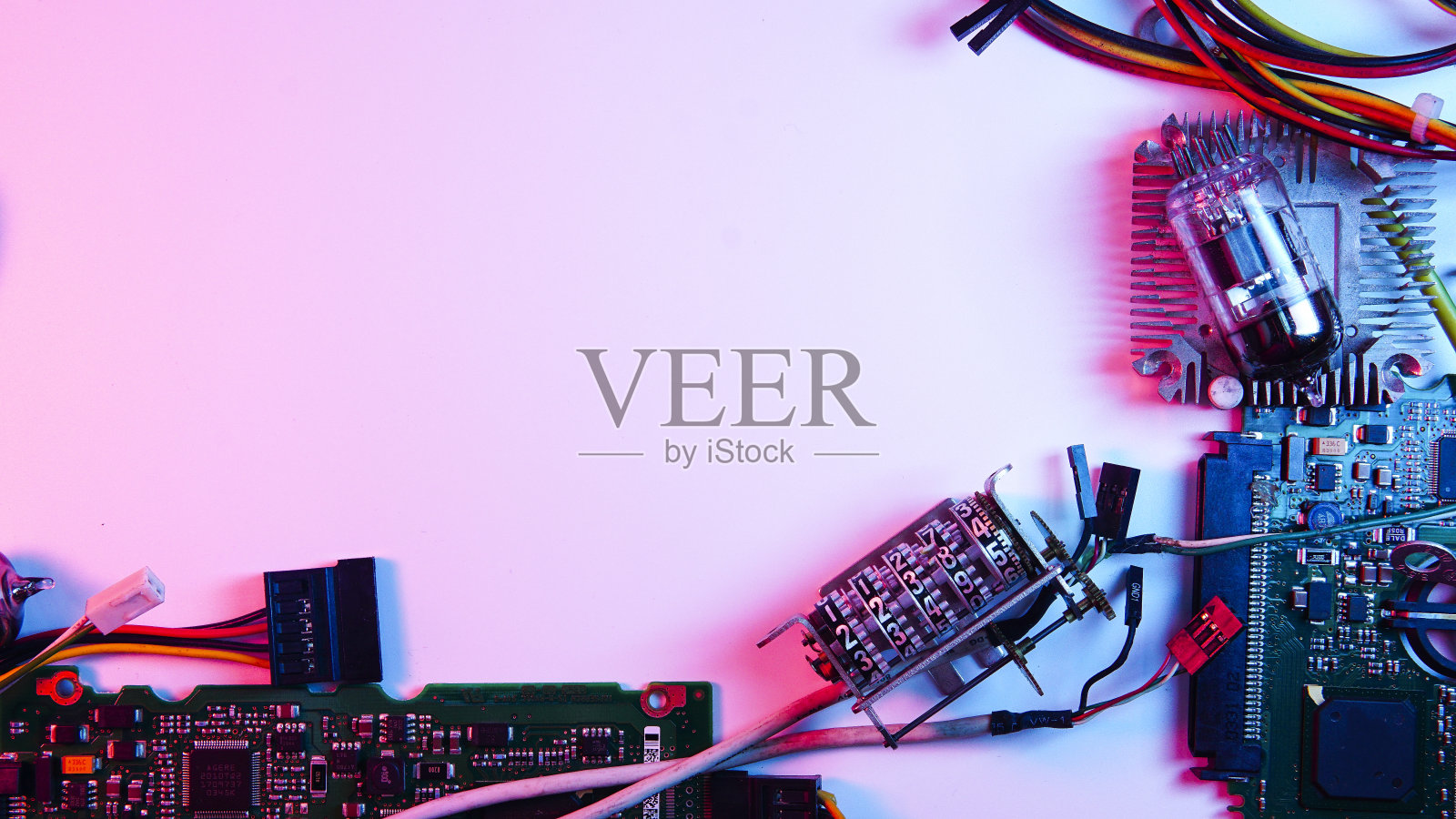 电线、电路和电路板。红色和蓝色照明，赛博朋克。照片摄影图片