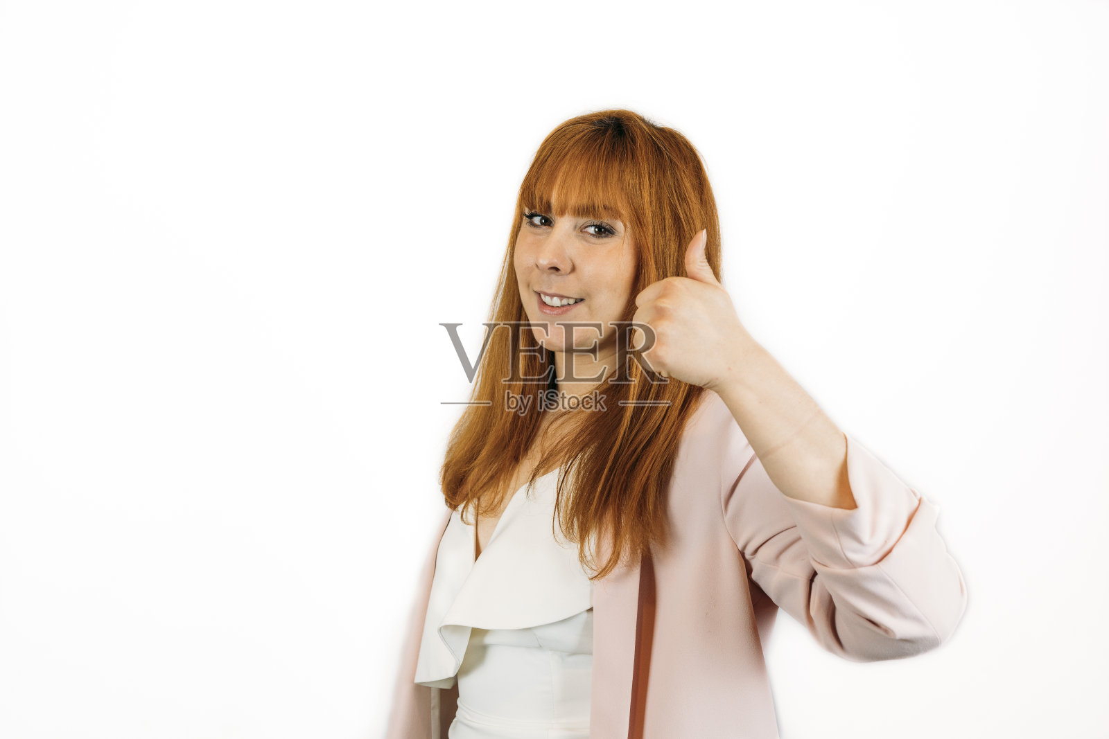 一个女性的特写镜头显示大拇指在一个孤立的背景-成功的概念照片摄影图片