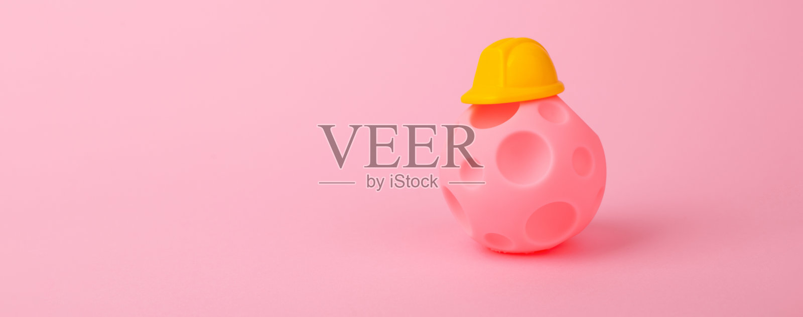 头盔上有弹坑的球照片摄影图片