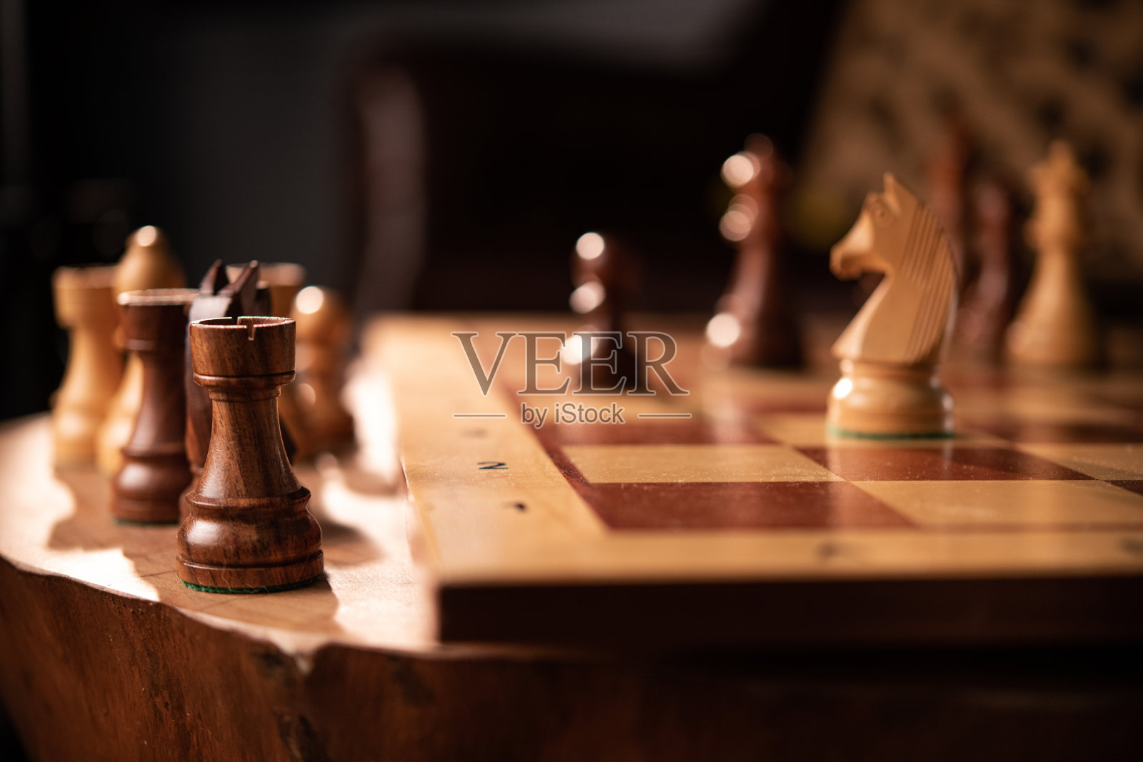 在阳光明媚的天气下下棋照片摄影图片