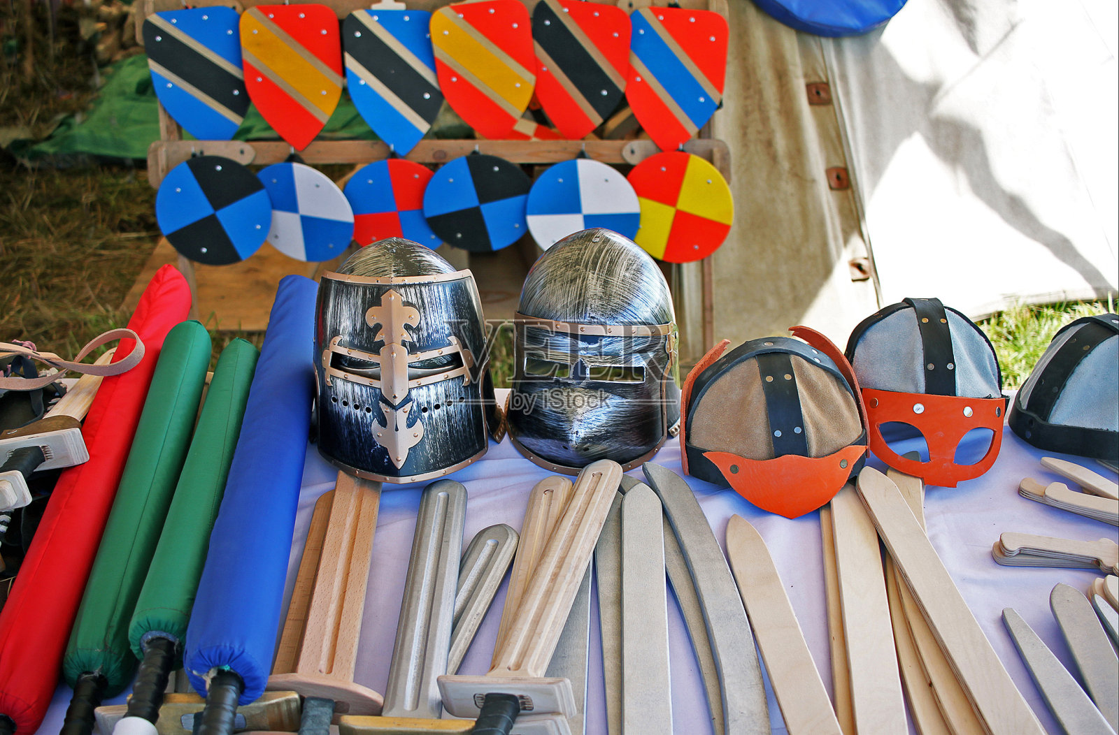 假风筝盾牌，头盔和武器照片摄影图片