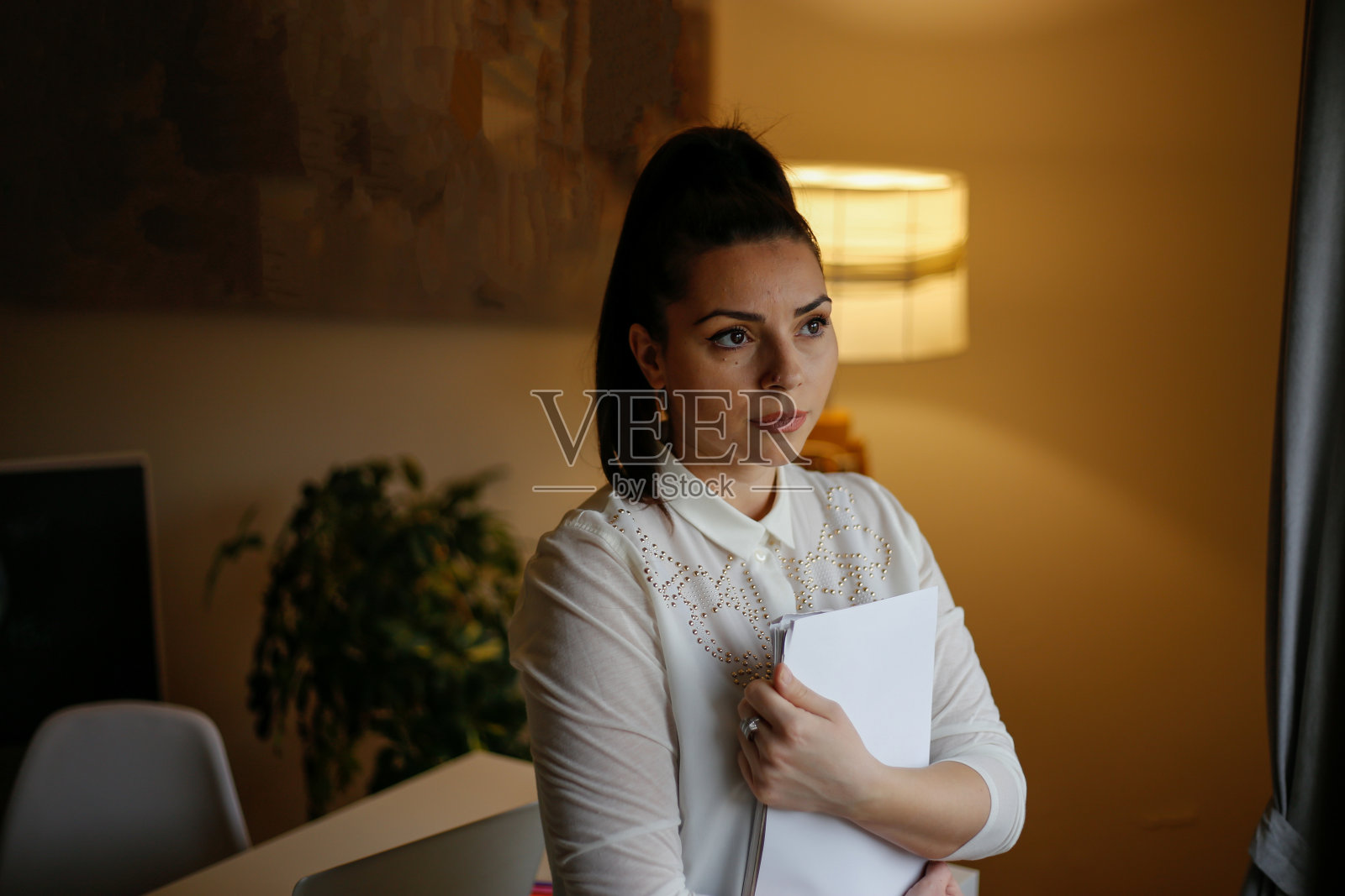 年轻的白人女性在繁忙的现代工作场所的肖像。库存图片照片摄影图片