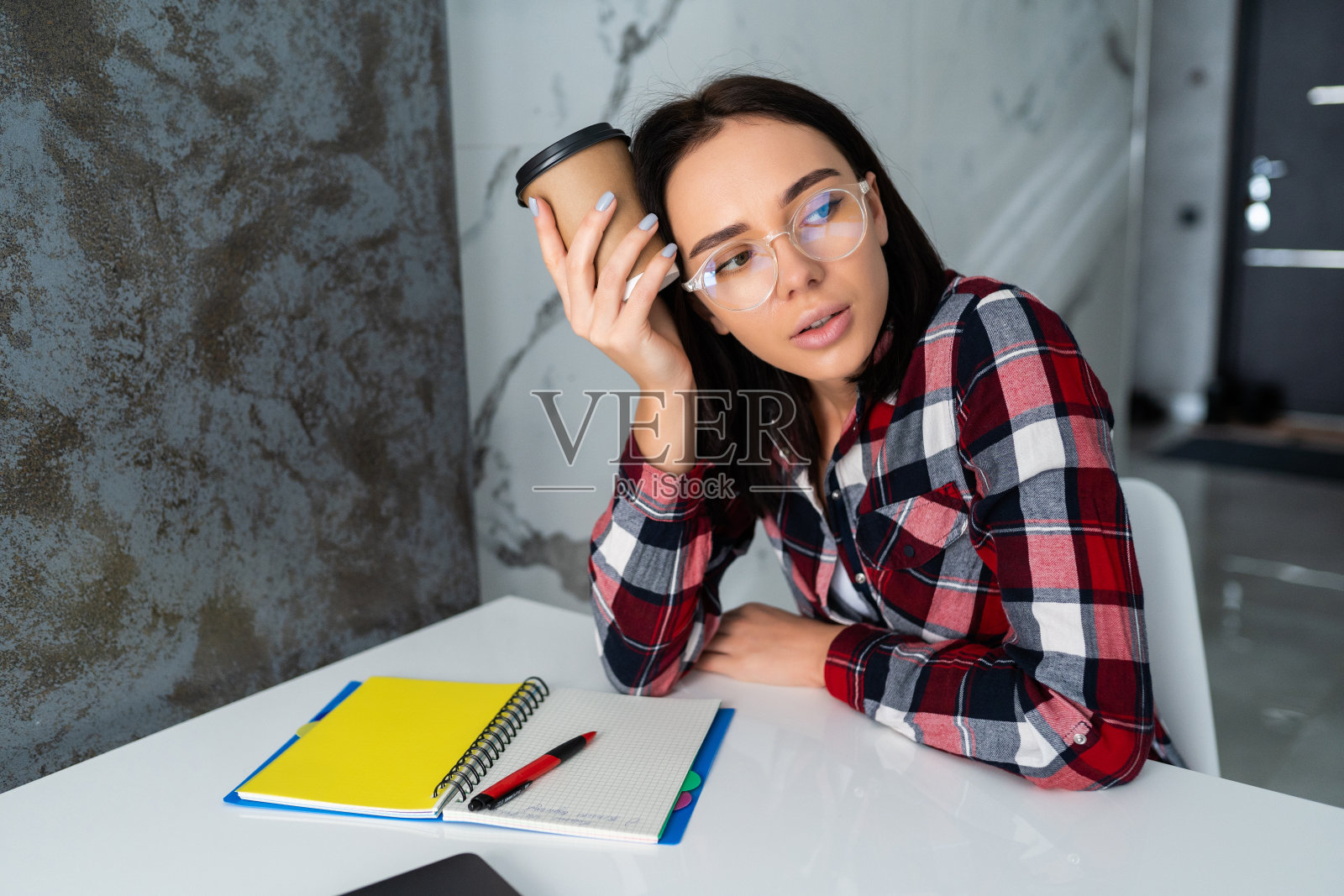 年轻漂亮的女人早上在家里喝咖啡照片摄影图片