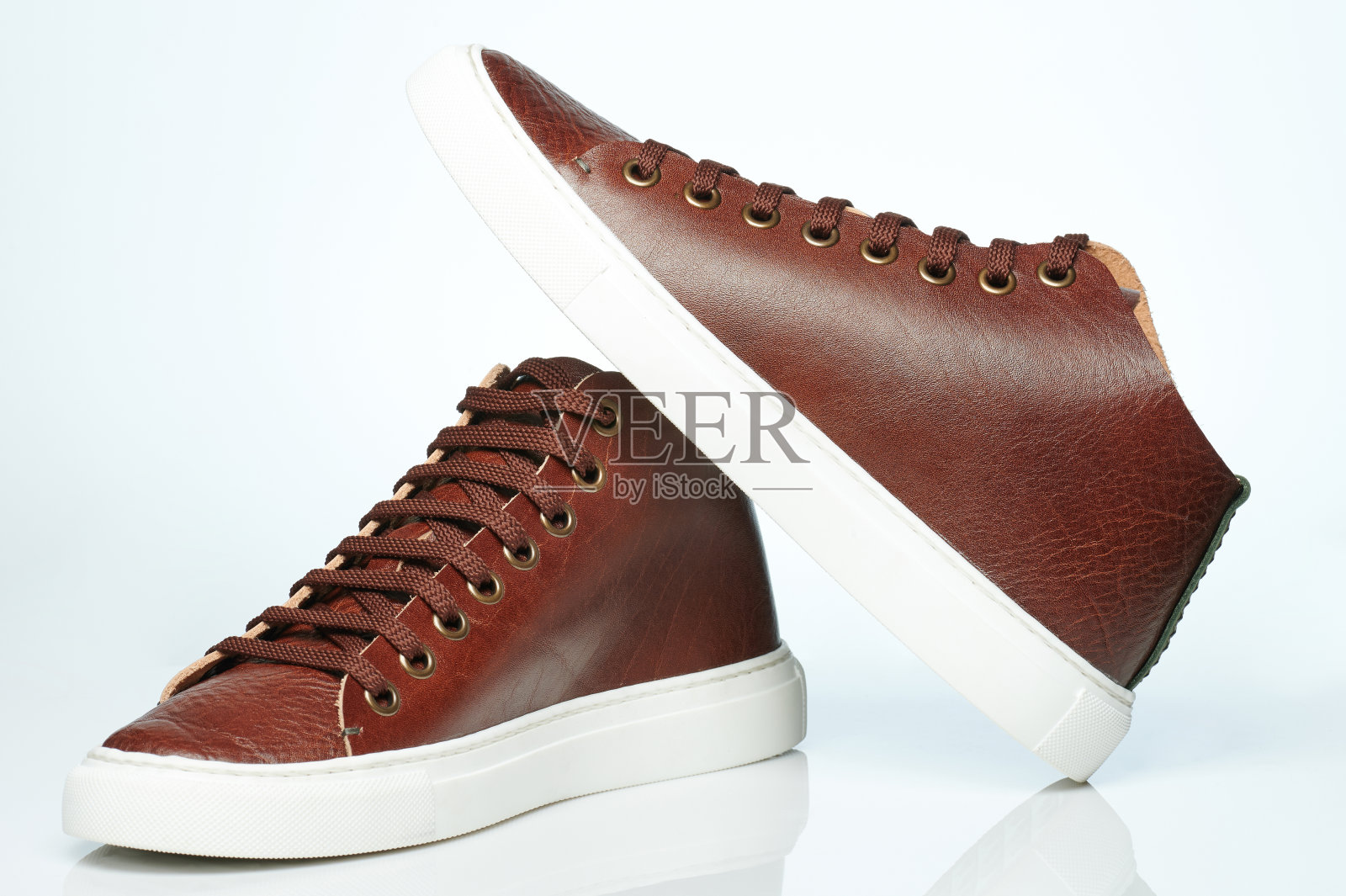 一双时髦的皮鞋照片摄影图片