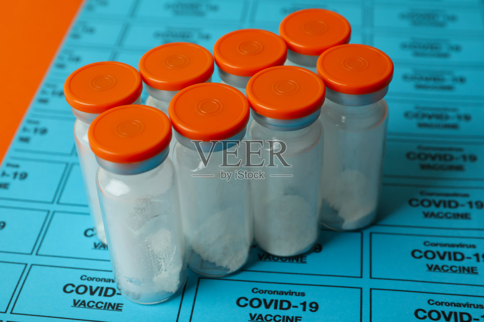 蓝色背景的Covid - 19粉末疫苗小瓶照片摄影图片