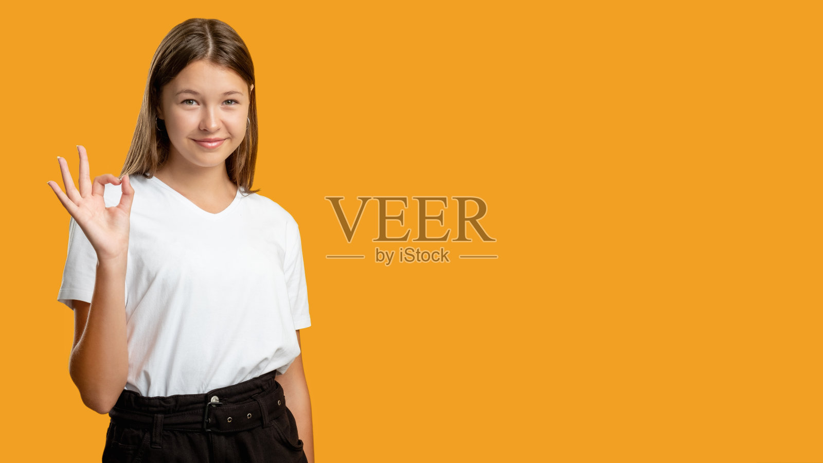 满意的女孩广告背景可以橙色照片摄影图片