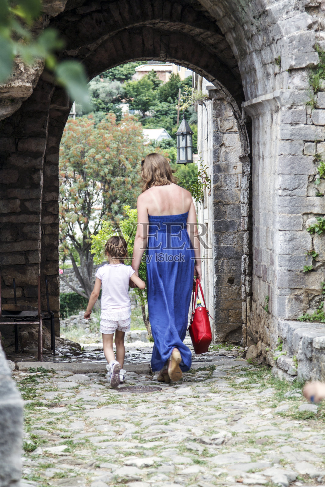 母女俩走在巴德夫古城的废墟中照片摄影图片