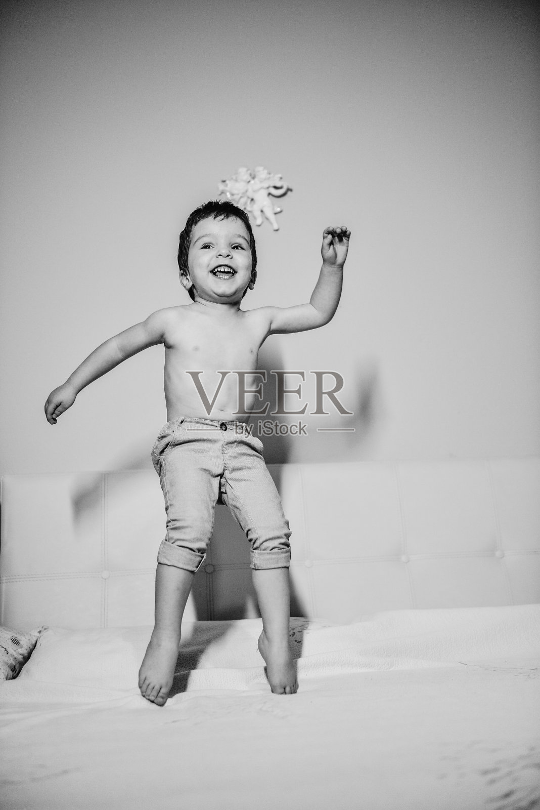 高兴地跳起来照片摄影图片