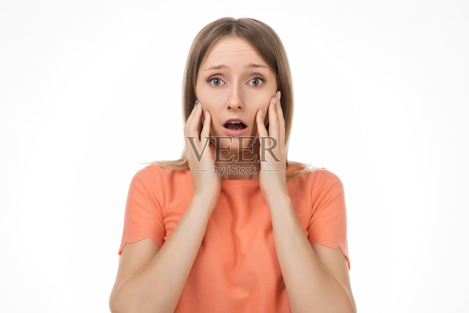 担心和关心的金发女孩正带着惊恐的表情看着。工作室拍摄，白色背景照片摄影图片