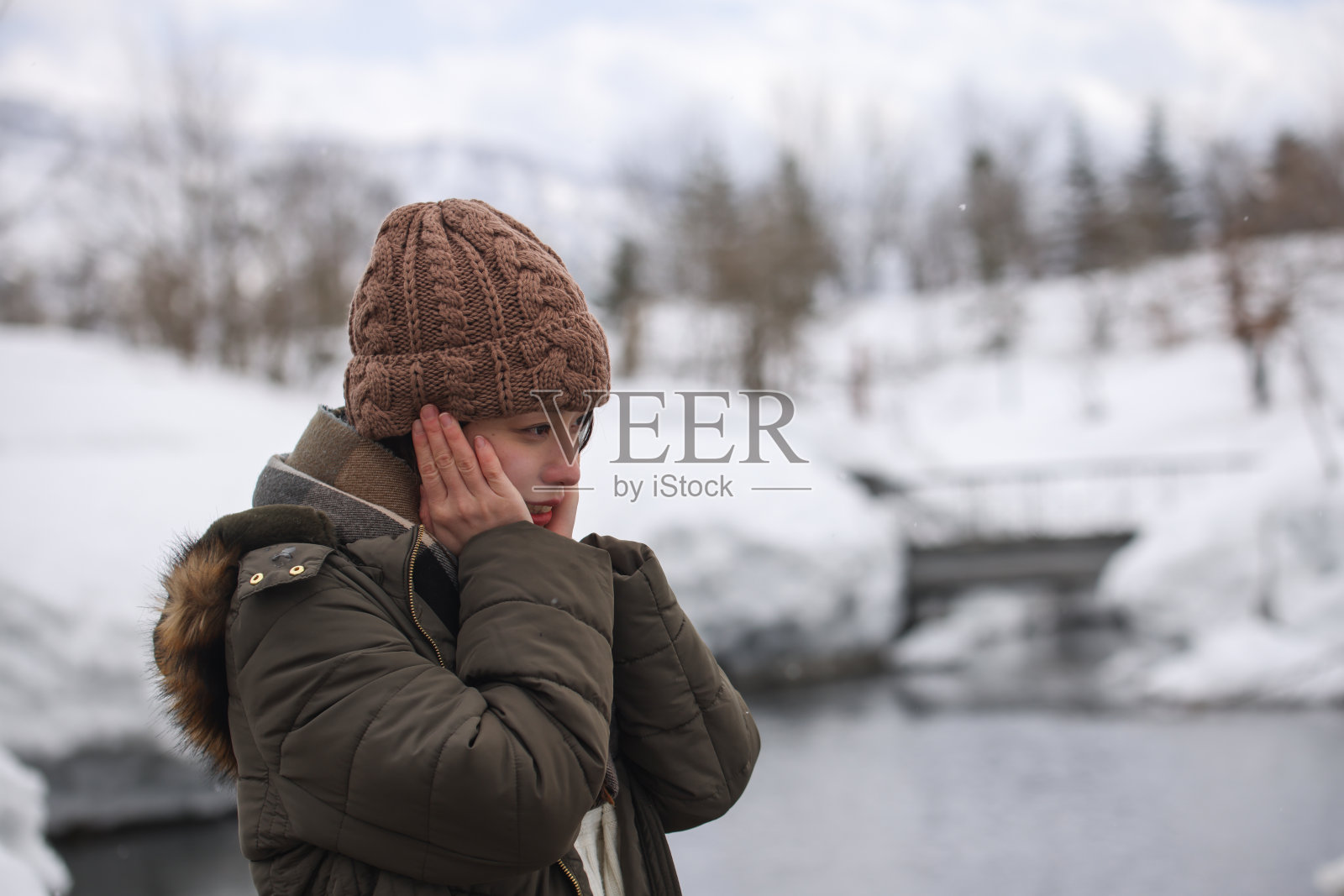 美丽的年轻女子放松在公园与大雪照片摄影图片