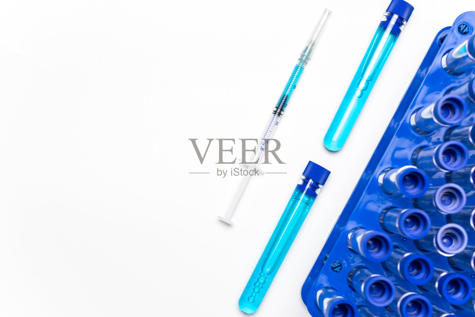 疫苗瓶。带针头的医疗注射器，用于保护流感病毒和冠状病毒。白色上接种冠状病毒。医用塑料接种器具用针。照片摄影图片