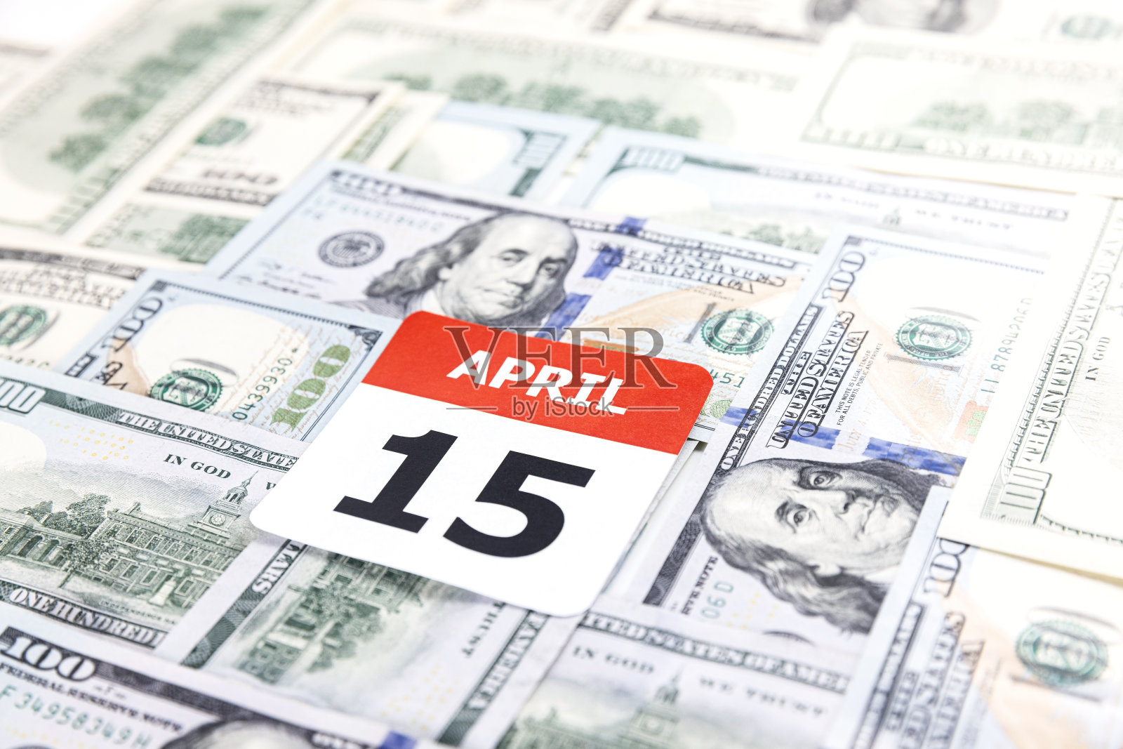 日历日期4月18日-美国纳税日-美元货币背景照片摄影图片