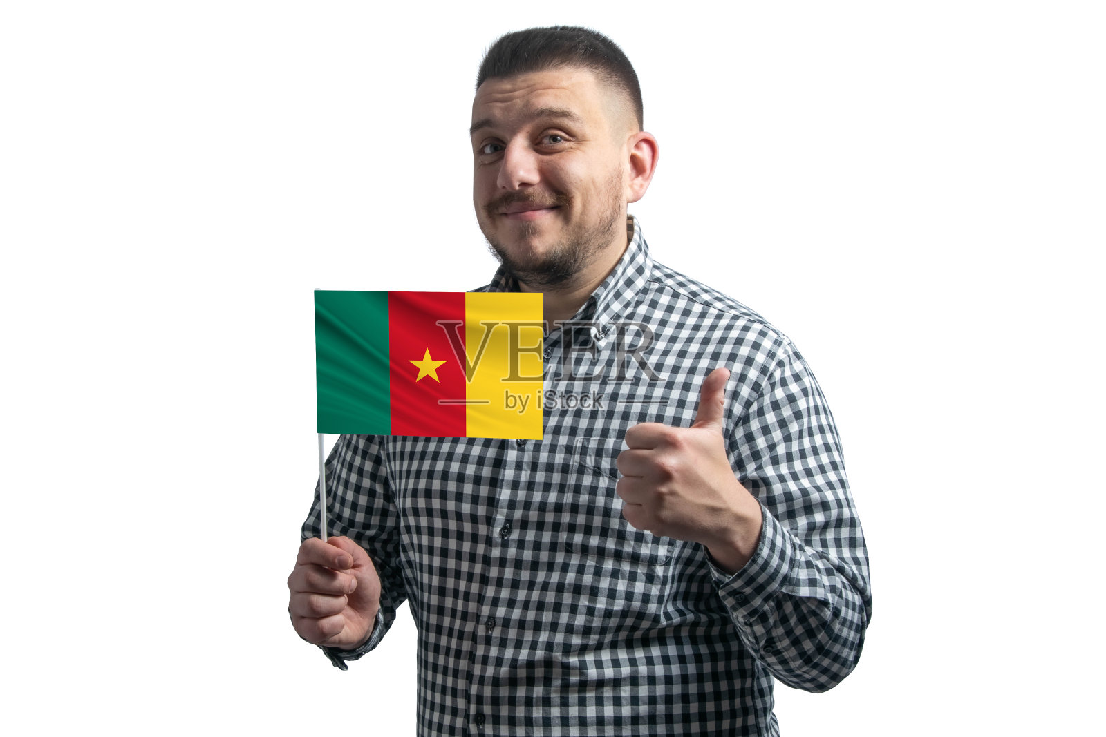 一个白人举着喀麦隆的旗帜，在白色的背景上用手向全班展示。像喀麦隆照片摄影图片