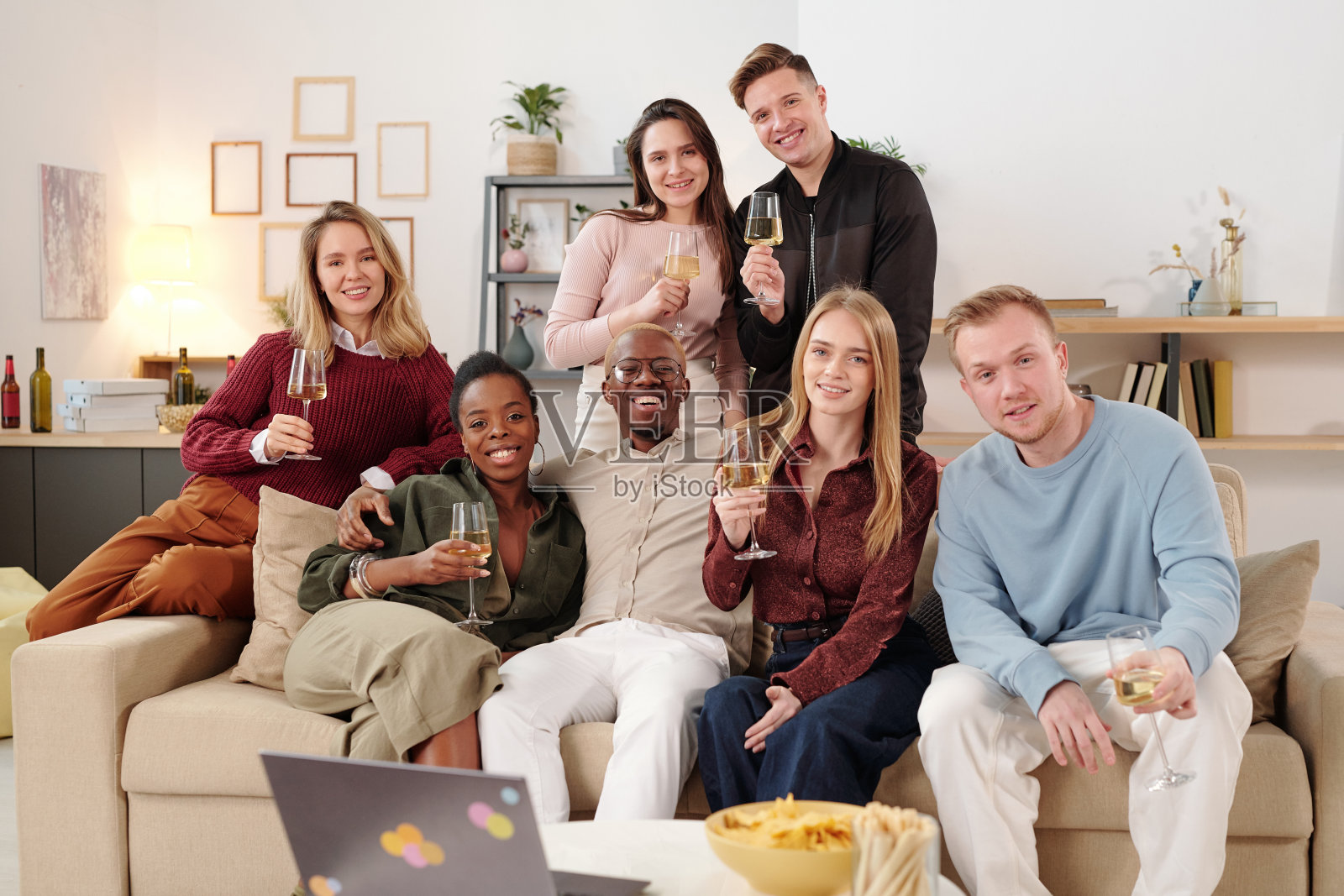 一群年轻开朗的跨文化朋友穿着潇洒的休闲装欢呼起来照片摄影图片