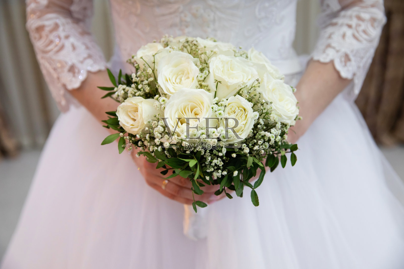 新娘手中美丽的婚礼花束照片摄影图片