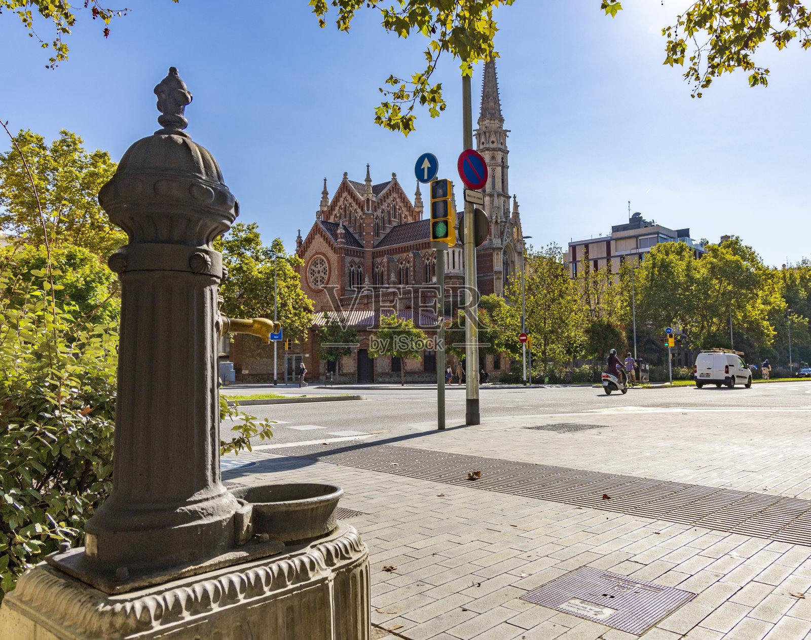 在巴塞罗那的教堂前，人们在跑步，骑自行车的人在跑步照片摄影图片