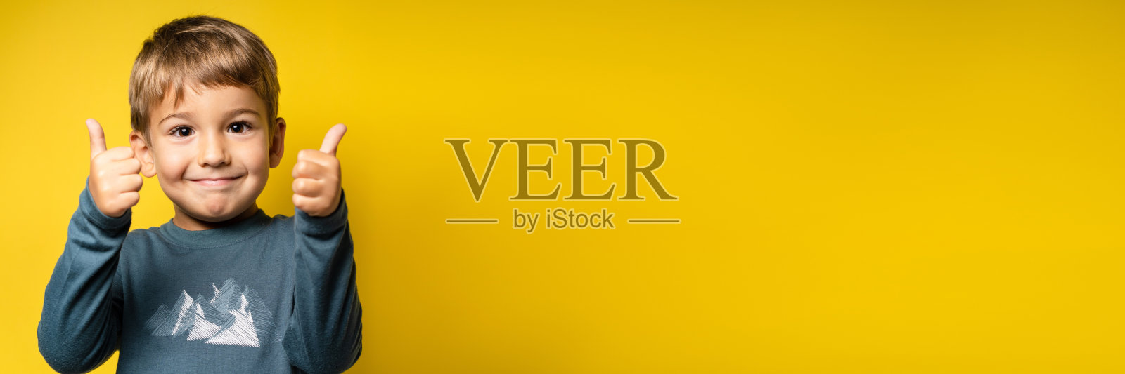 快乐的白人小男孩肖像前黄色背景大拇指向上-童年成长和成就概念-正面视图腰部向上复制空间照片摄影图片