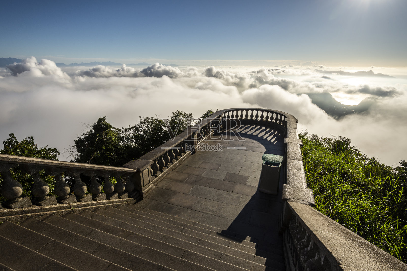 美丽的日出从科尔科瓦多山到云下的城市照片摄影图片