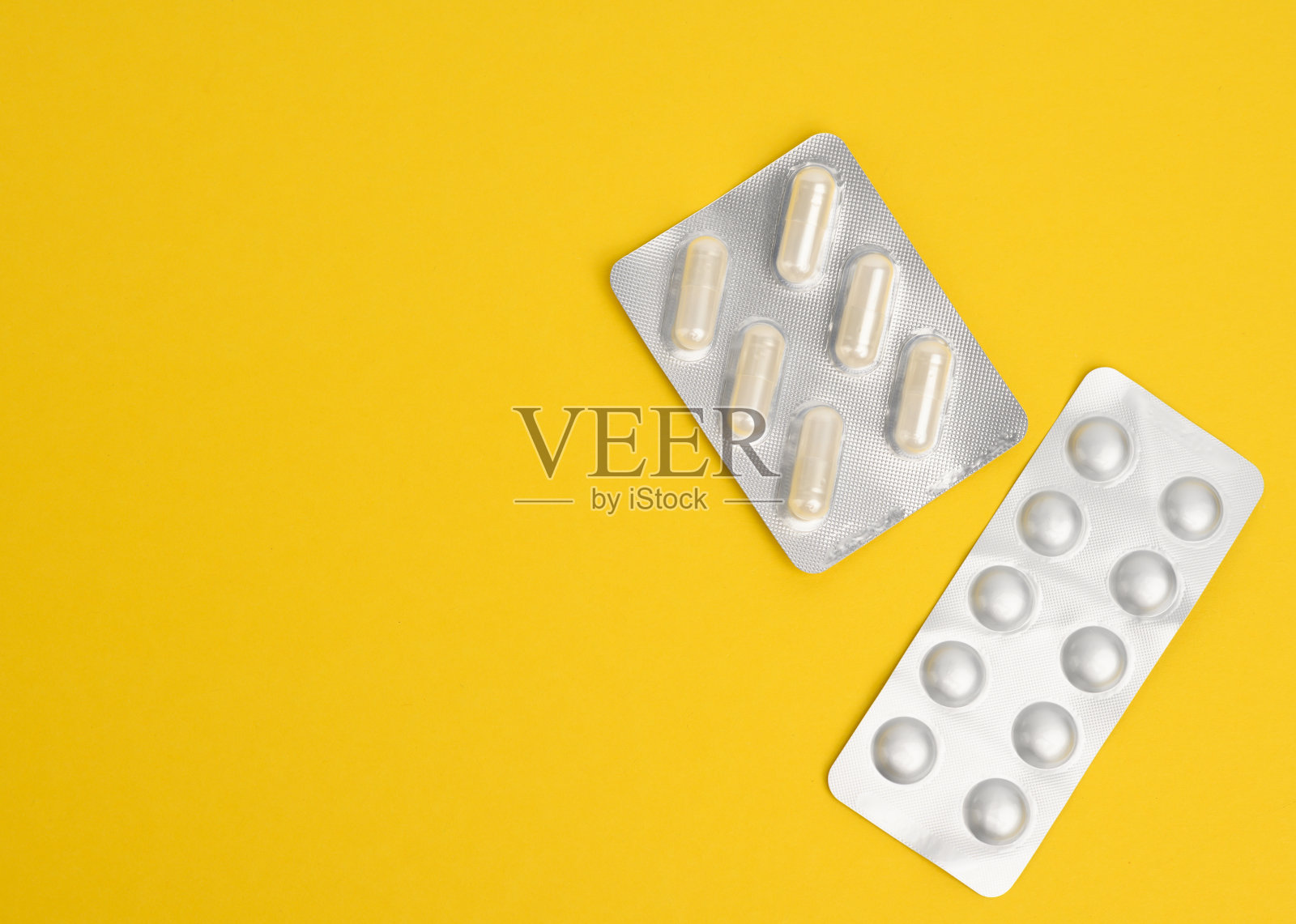 圆形药丸，罩包装，黄色背景照片摄影图片