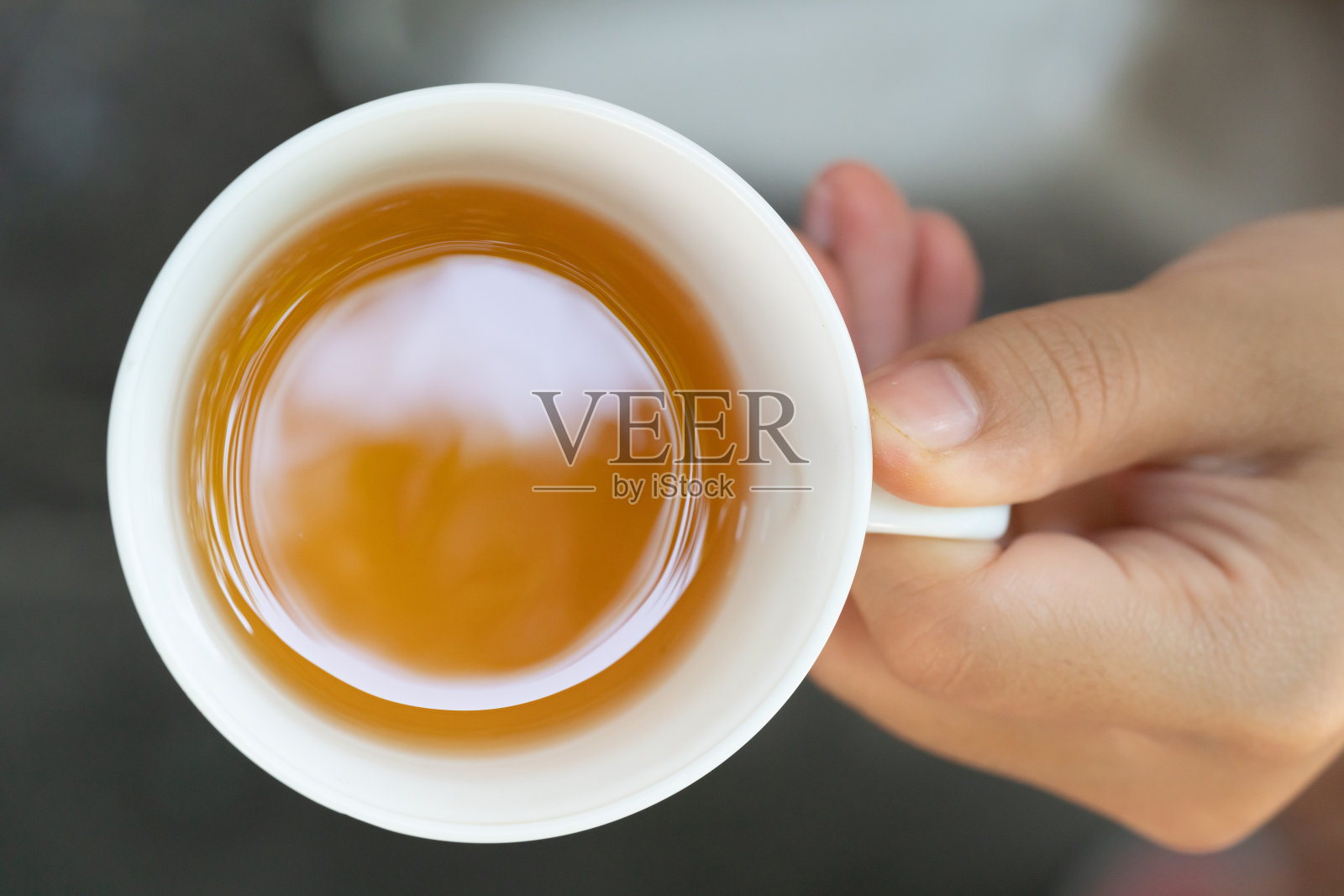 拿着热茶的女人照片摄影图片