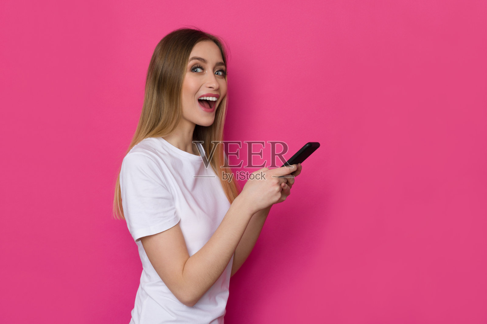 兴奋的女人拿着电话大喊照片摄影图片