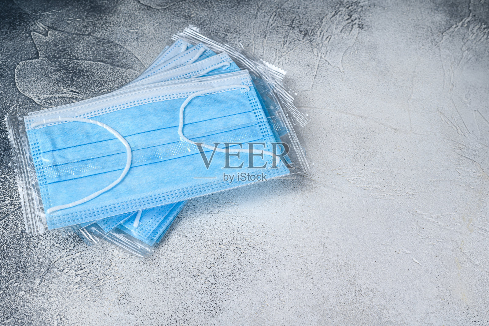 蓝耳环外科口罩。一次性手术口罩与可塑鼻夹。白色背景。前视图。本空间照片摄影图片