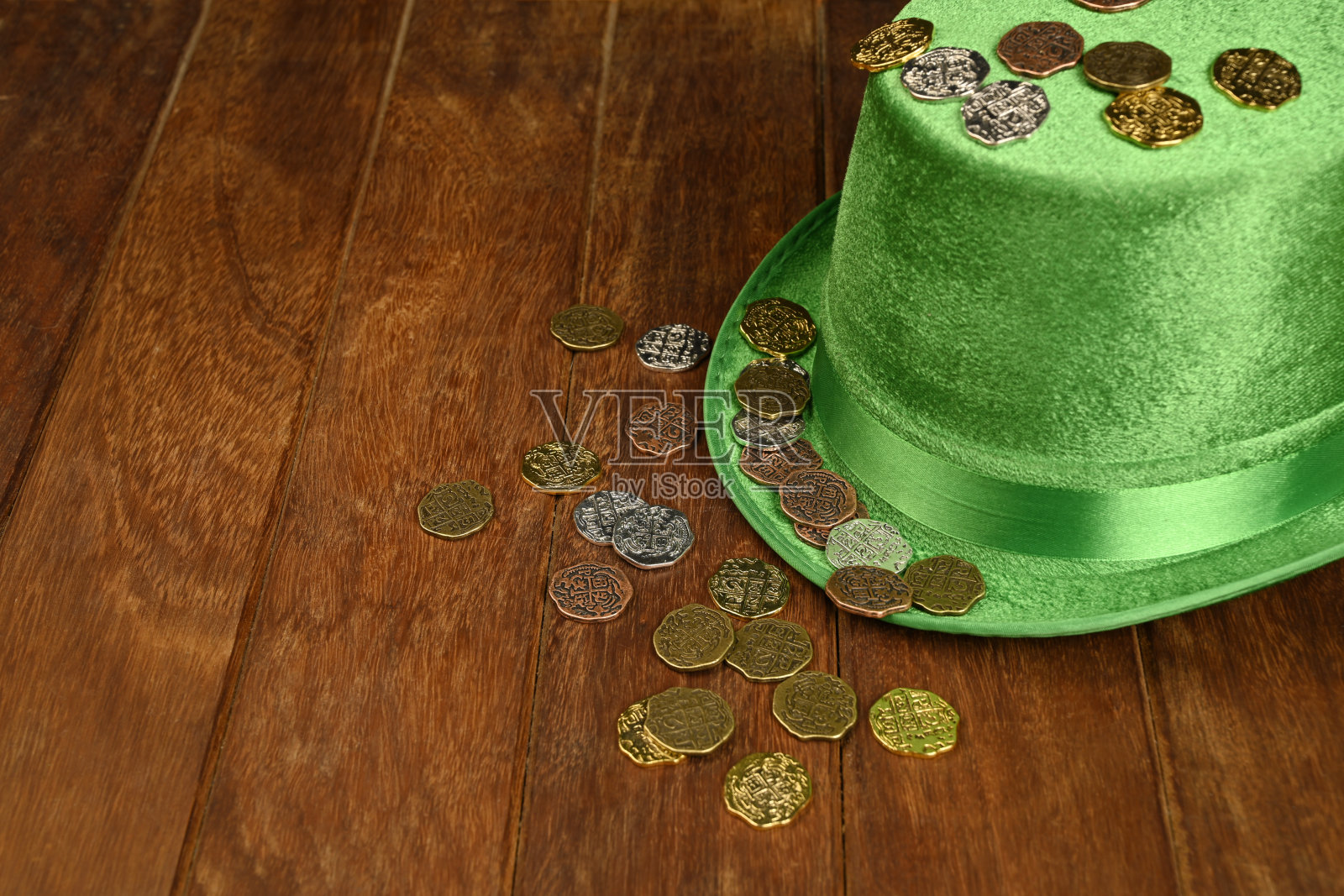 绿色的帽子和幸运的硬币在木材背景照片摄影图片