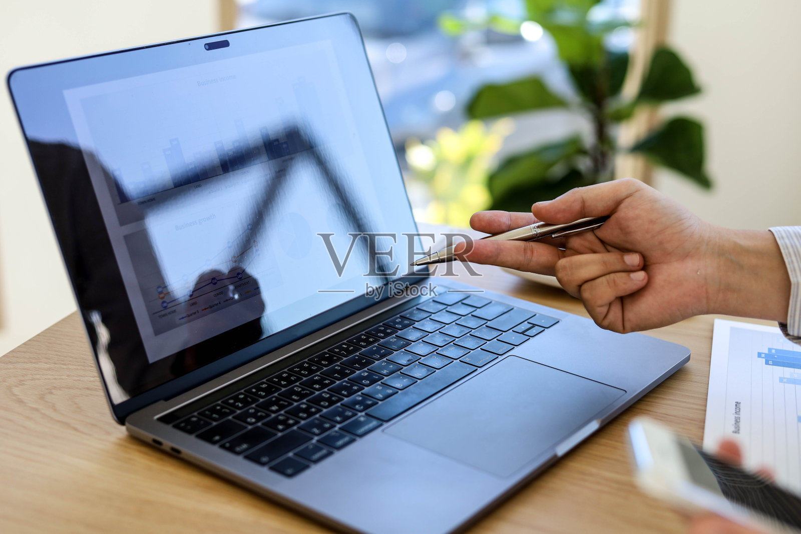 一个商人正在和公司的年度收益经理进行视频电话会议。照片摄影图片