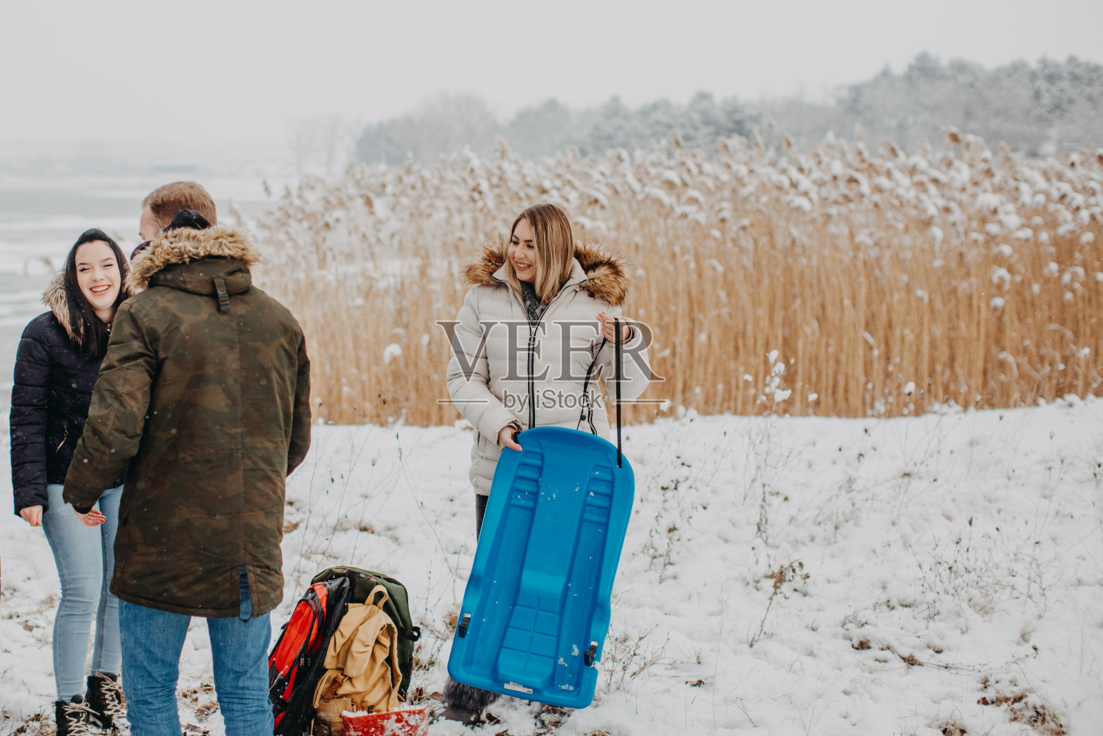 冰湖上的少年照片摄影图片