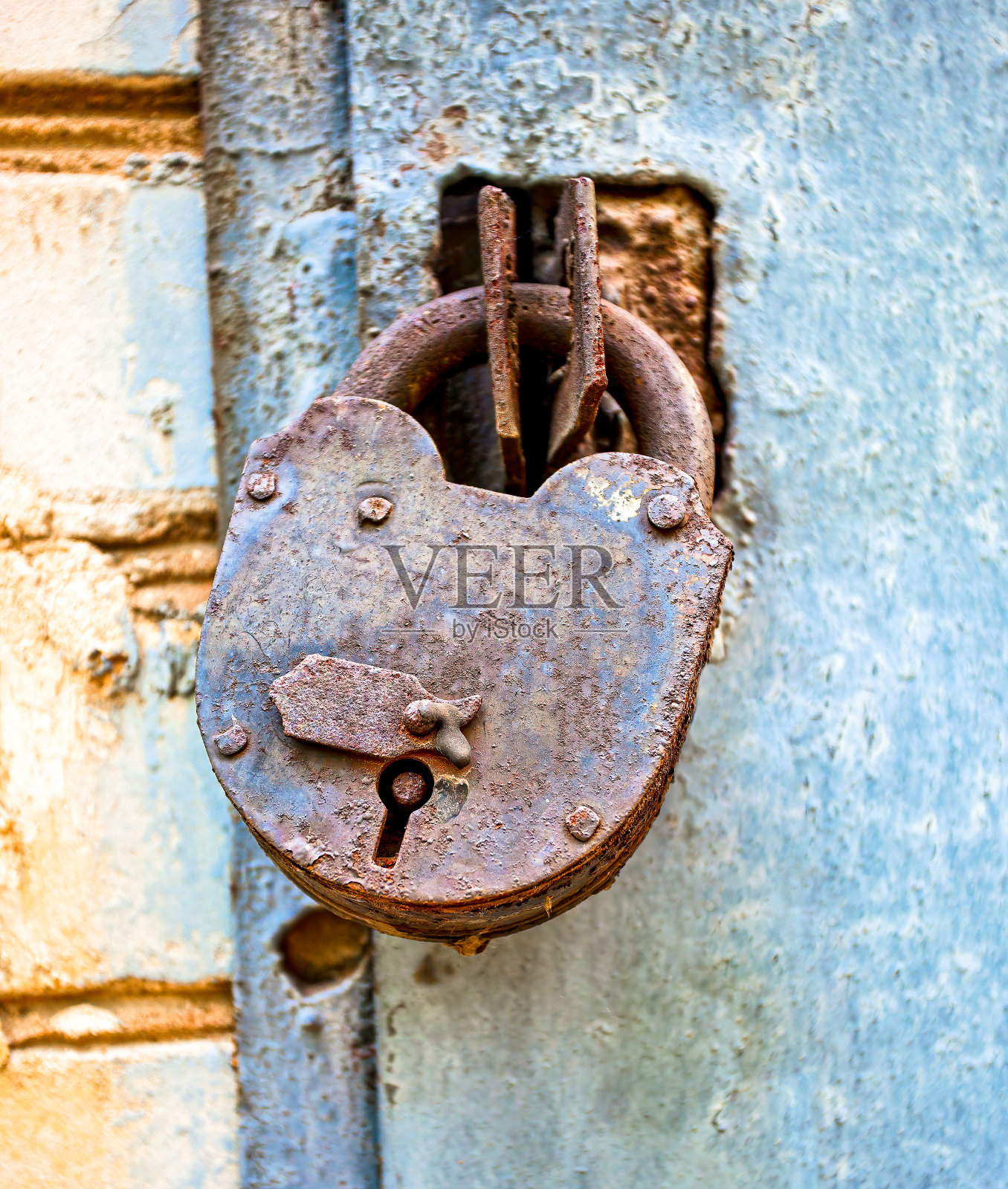 旧铁门上的生锈的挂锁照片摄影图片