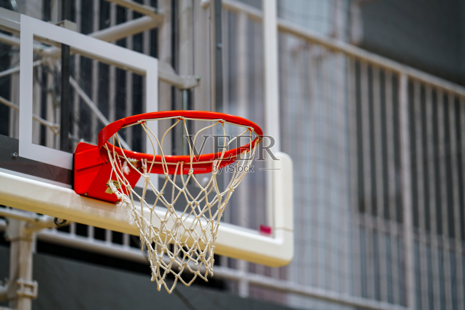 篮球架设在体育馆照片摄影图片