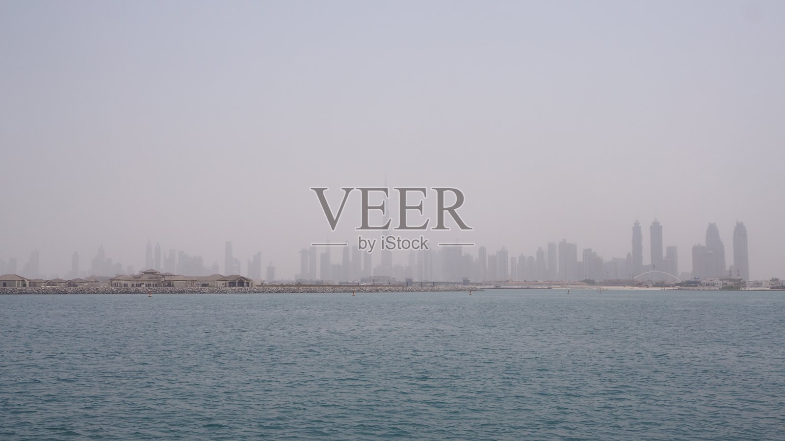 迪拜海滨，从海上看照片摄影图片