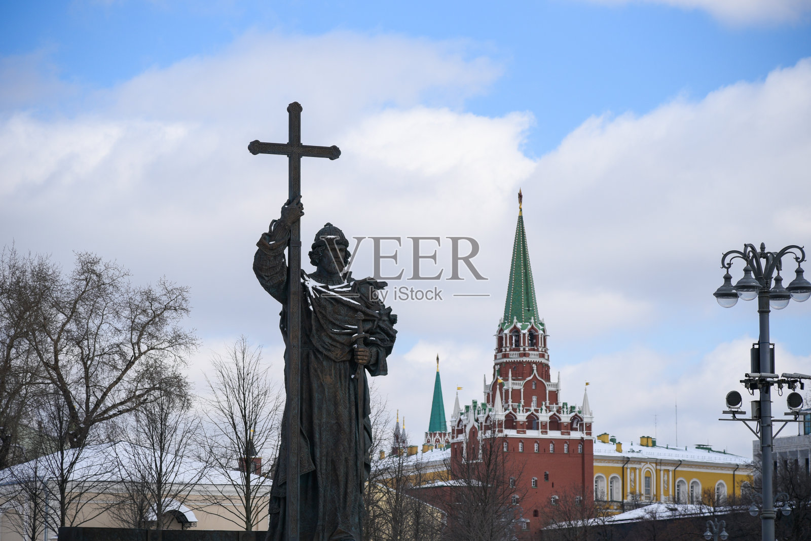 俄罗斯莫斯科——2018年3月16日:位于莫斯科中心Borovitskaya广场上的弗拉基米尔圣王子纪念碑。照片摄影图片