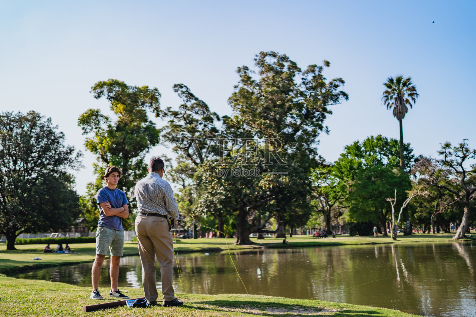 教官教小学生钓鱼照片摄影图片