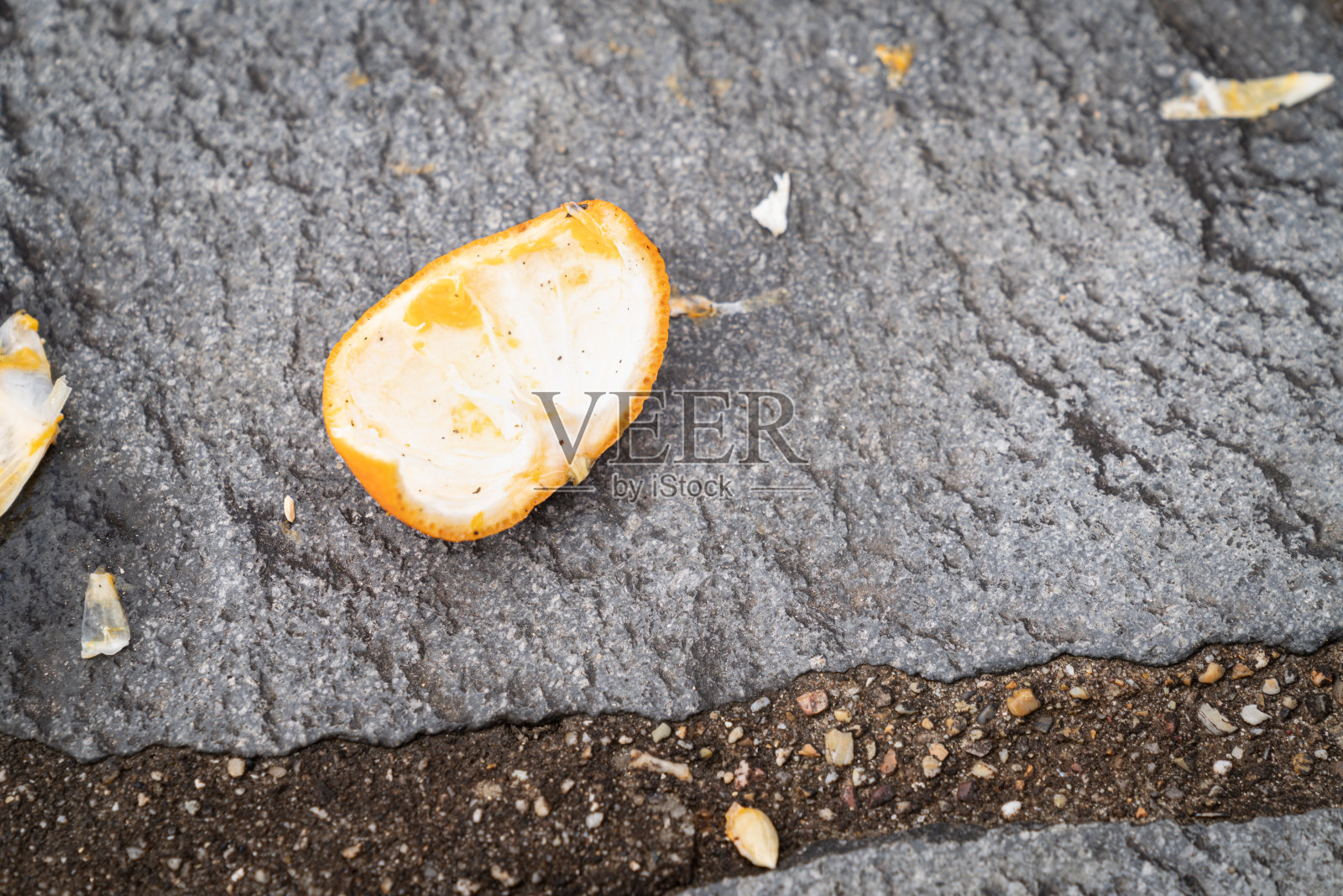 橘子落在路上的照片照片摄影图片