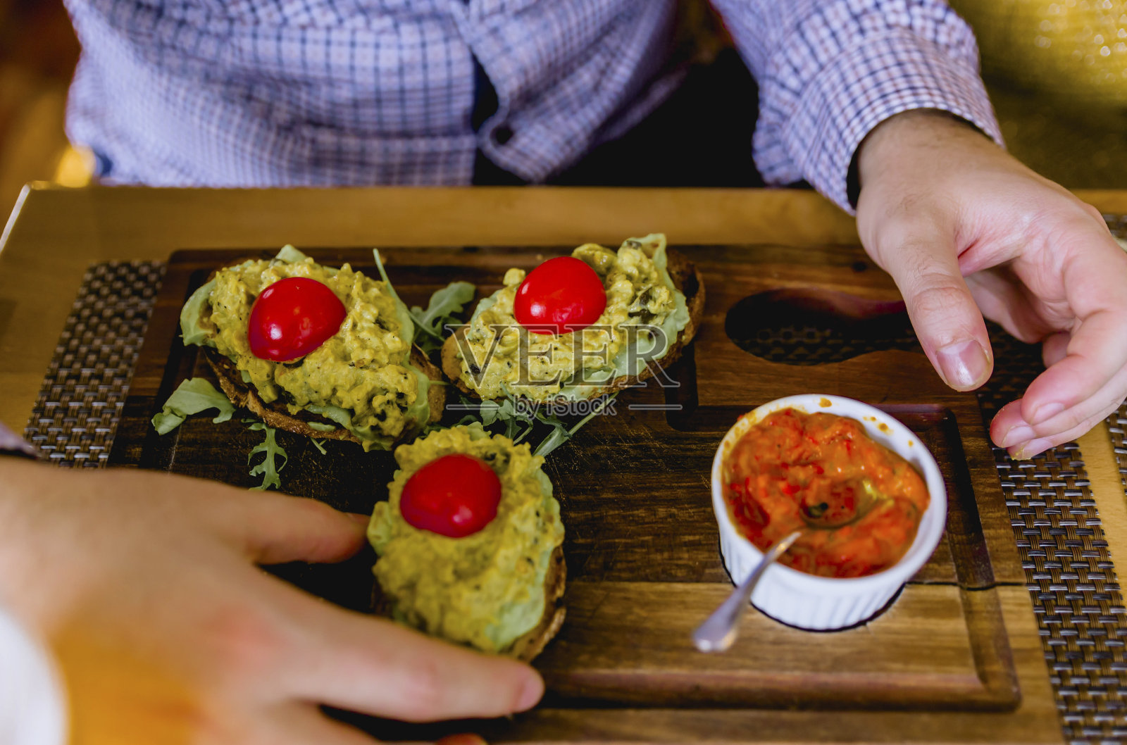 享用美味佳肴的男人照片摄影图片