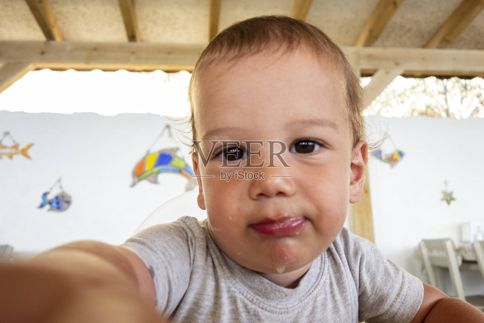 可爱的小男孩正在咖啡馆里吃饭照片摄影图片