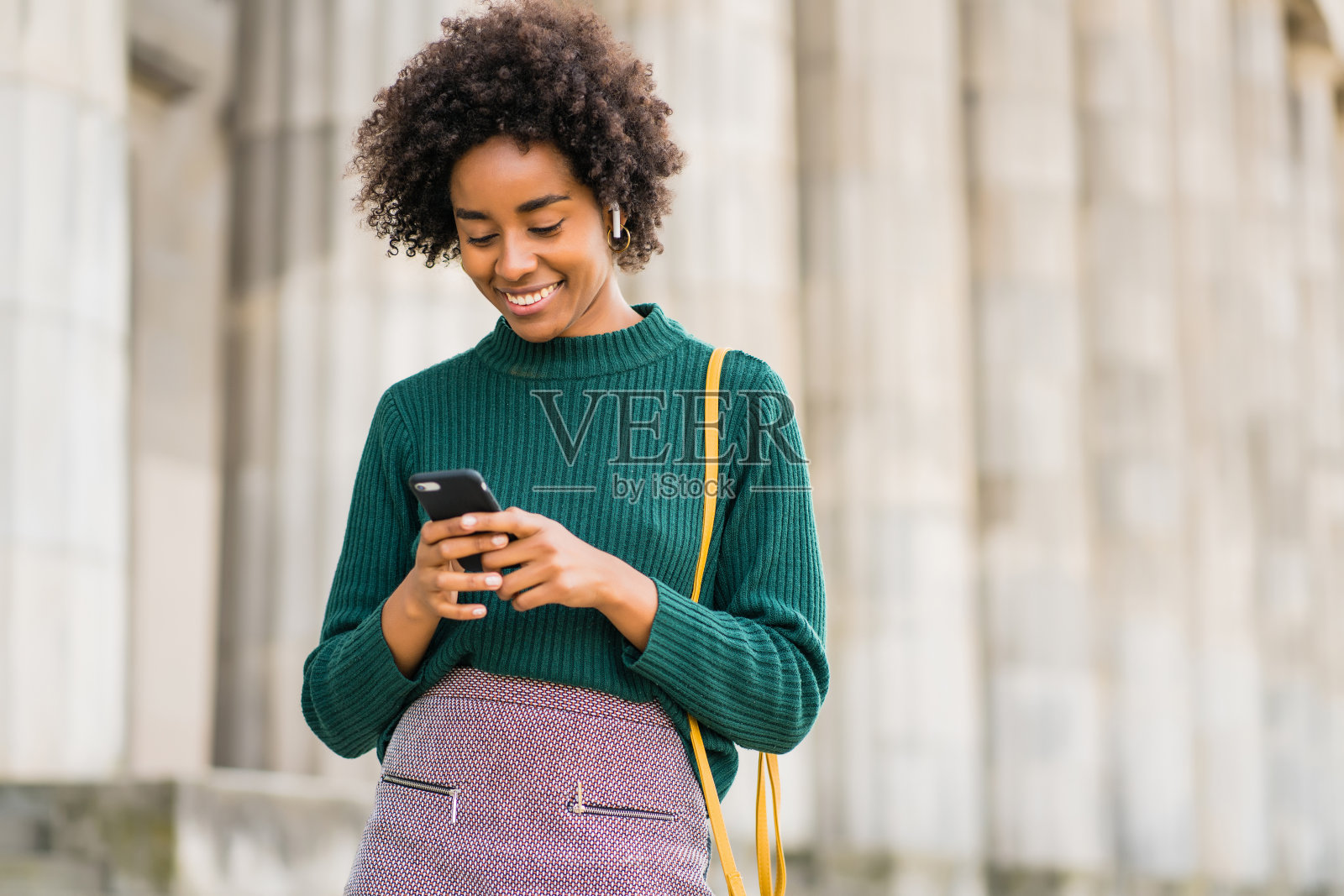 商业女性在户外使用手机。照片摄影图片