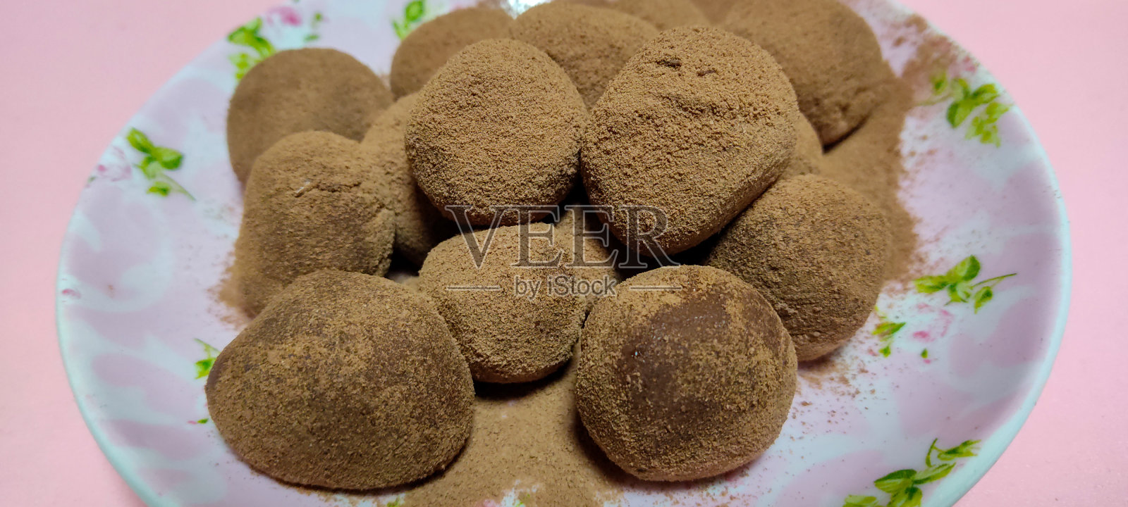 手工松露形状的生巧克力。照片摄影图片