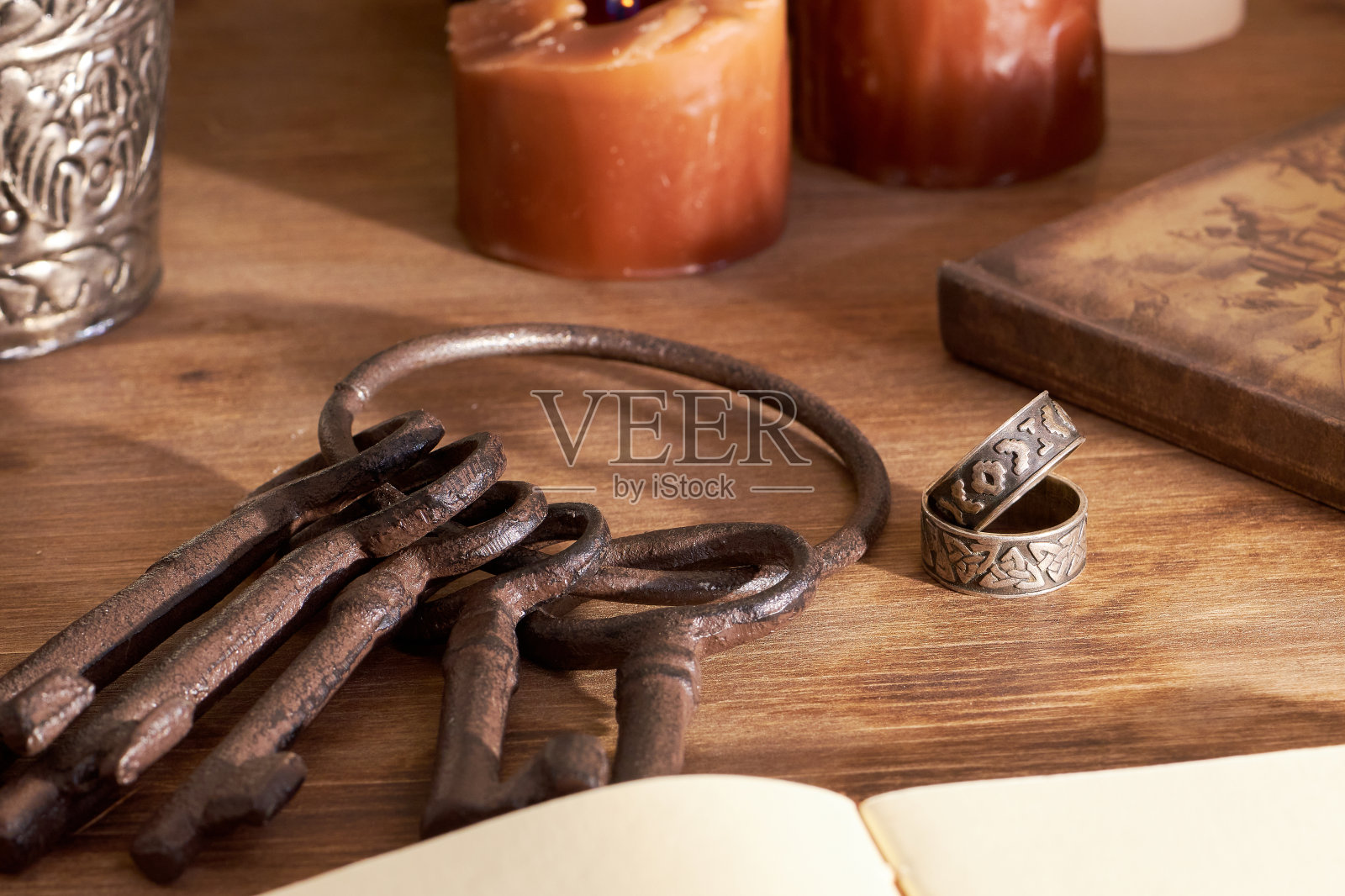 有香味的蜡烛和其他物品放在质朴的木桌上照片摄影图片