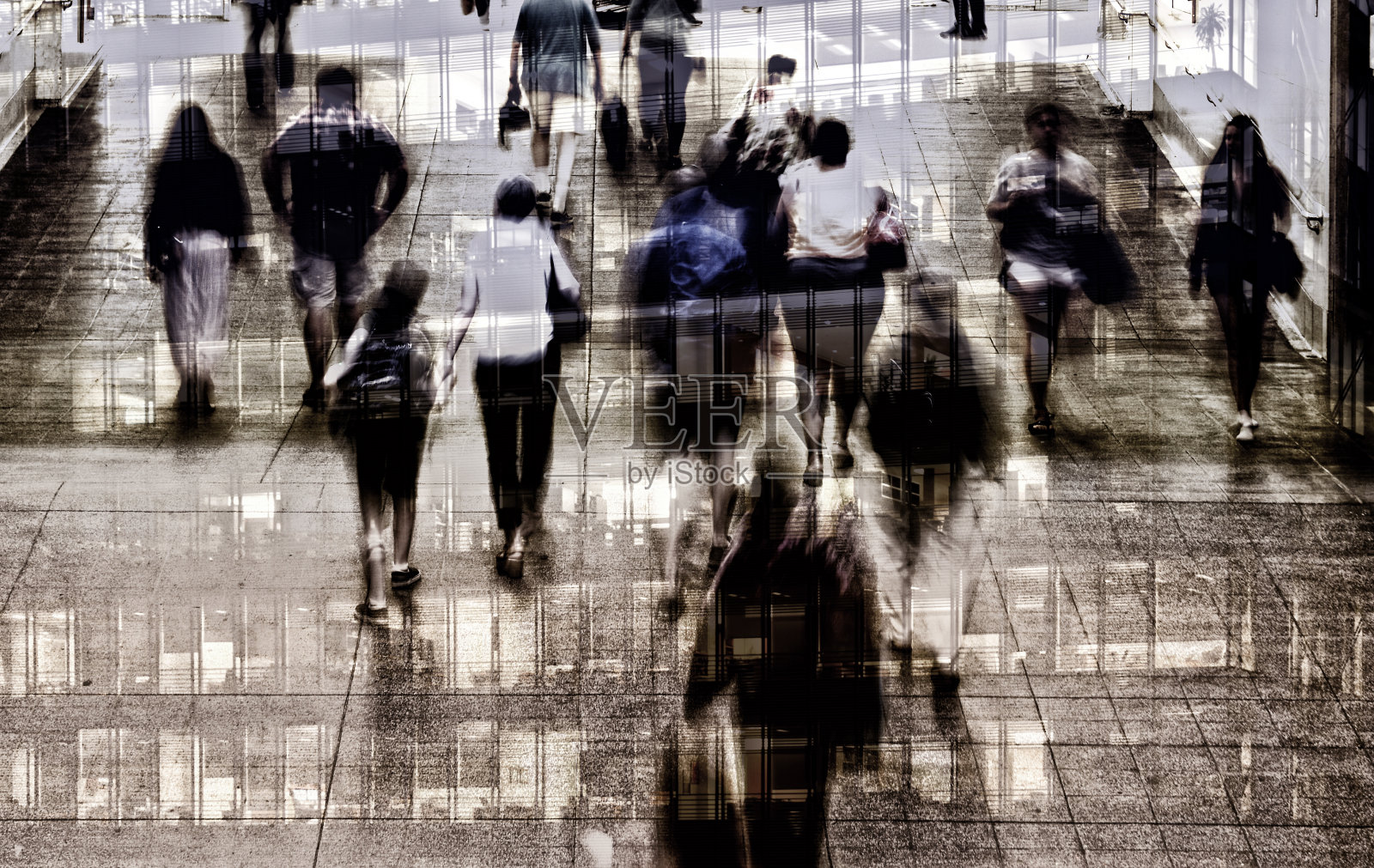 商业人士在街上行走的抽象形象。照片摄影图片