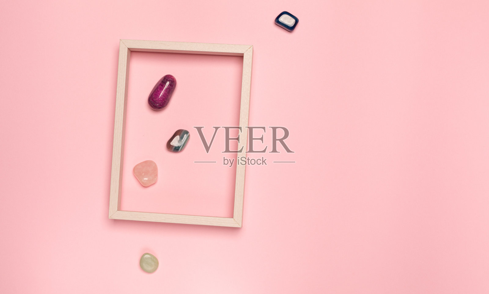 创意的最小层框架和观赏石照片摄影图片