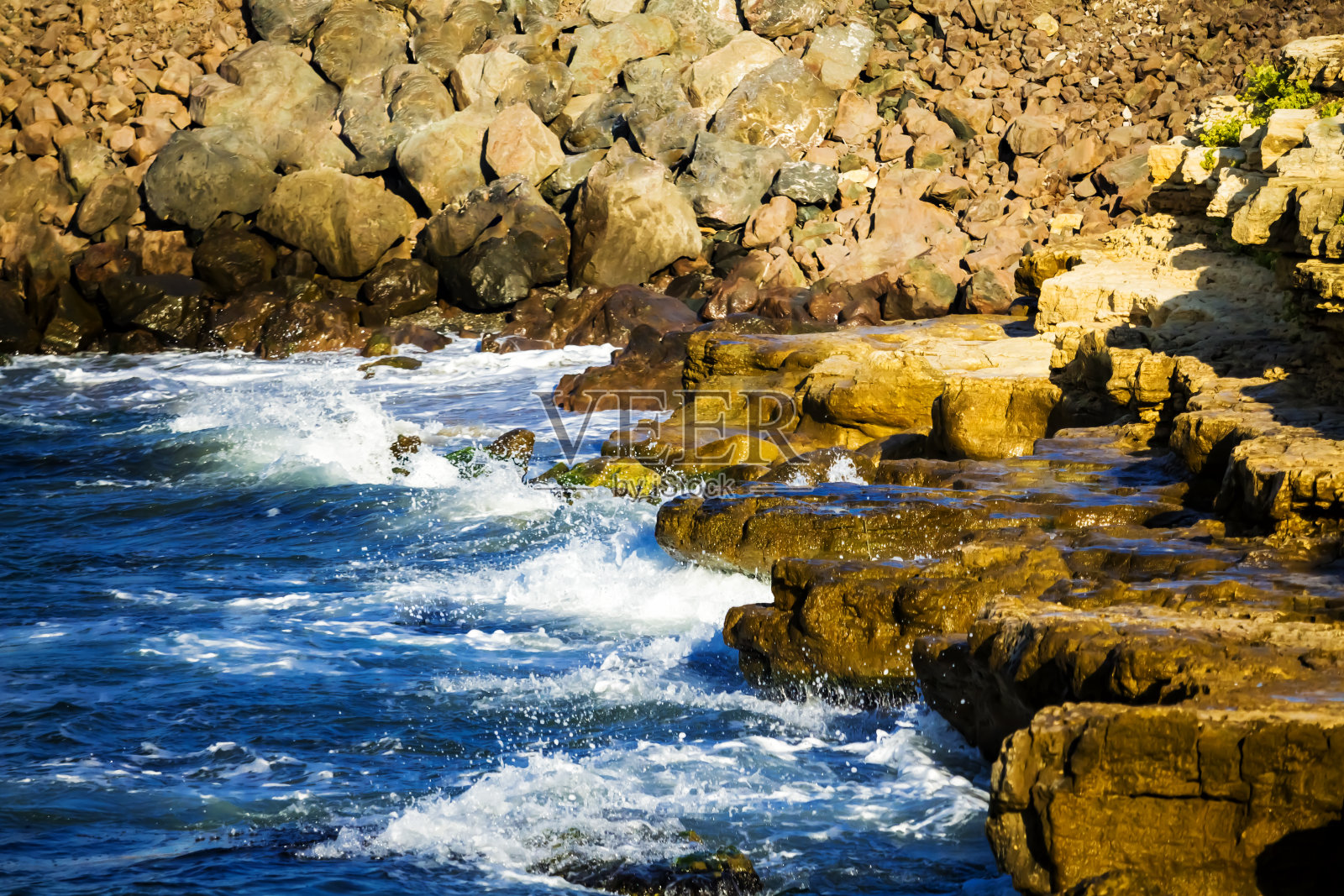 波浪被粉碎成石头。照片摄影图片