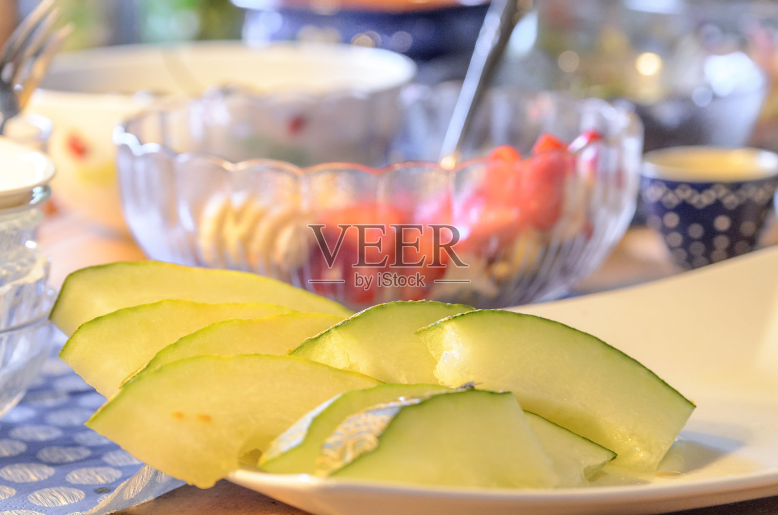 桌上有一盘哈密瓜照片摄影图片